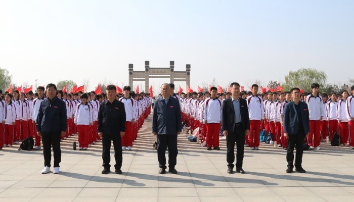 缅怀革命先烈  筑牢信仰之基 ——胜利一中开展清明祭扫活动