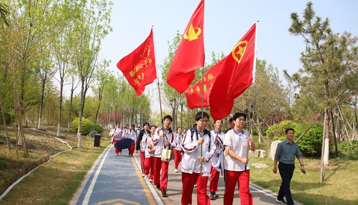 拥抱自然强身心 筑梦青春展风采