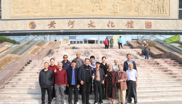 重阳情暖忆芳华  桑榆意笃话发展  ——胜利一中组织退休教师参观黄河文化馆共庆重阳节